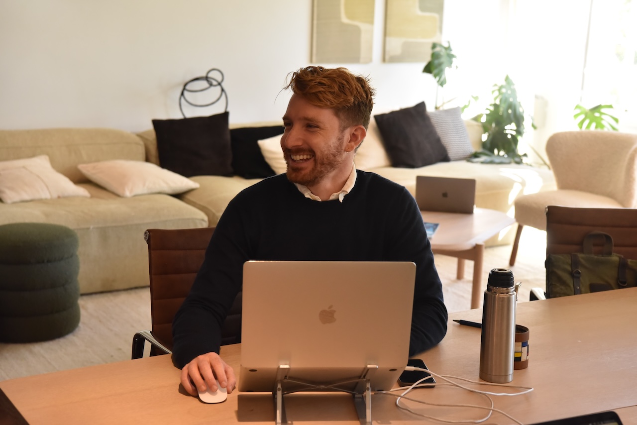 Matias Rodsevich, CEO da PRLab, a trabalhar no escritório