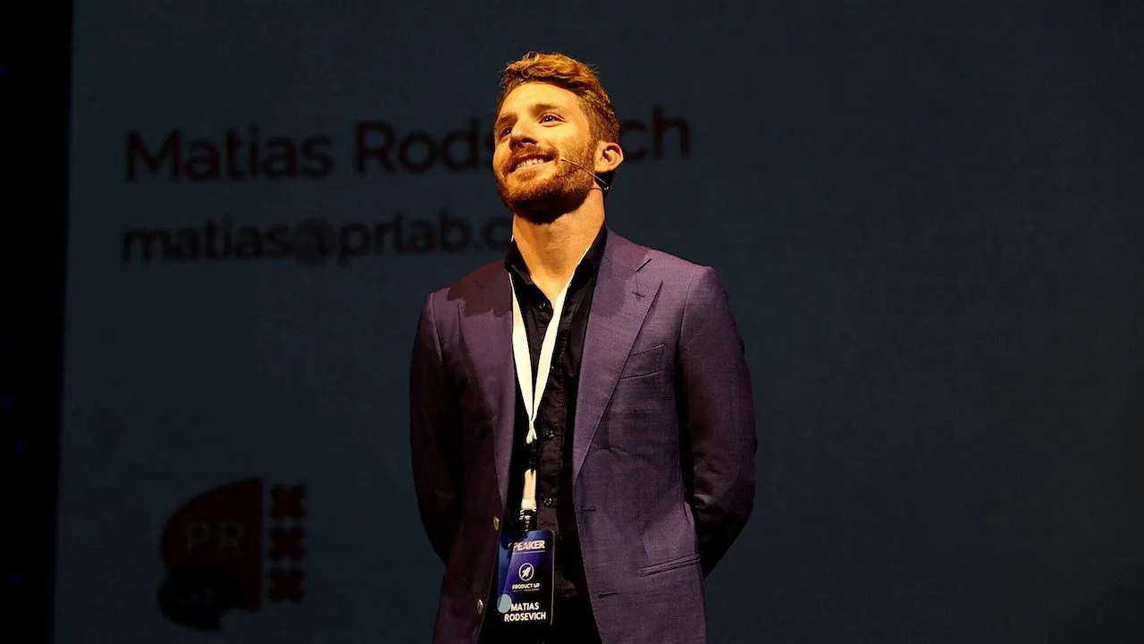 Matias Rodsevich, fundador y CEO de PRLab, dando una conferencia